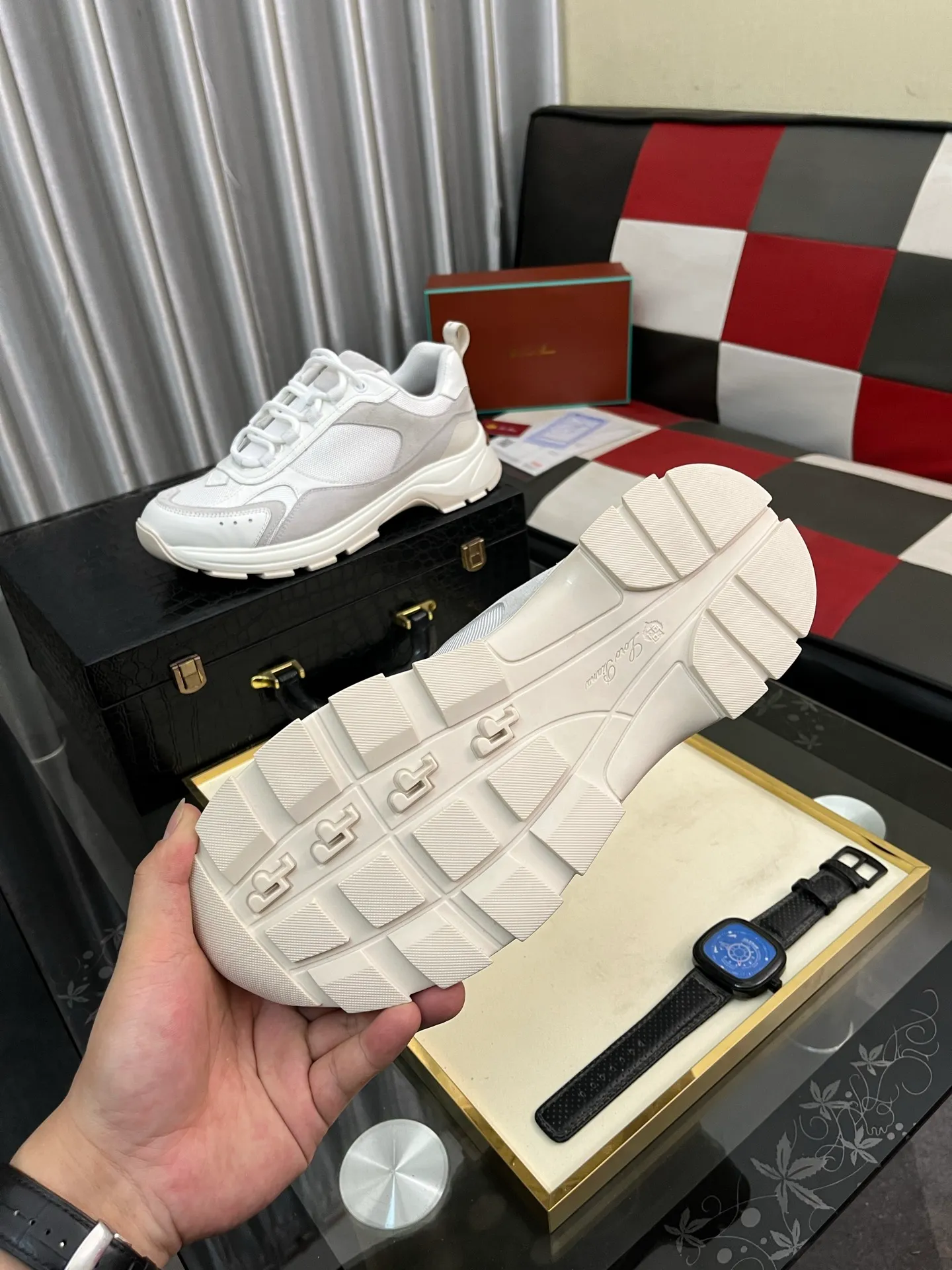 Men's shoes 💰520 ⌚️⌚️ Loro Piana's classic popular lp top version of Pili casual shoes. It turns out that these are the casual shoes that are said to be able to walk 20,000 steps without tiring your feet. This pair has both good looks and feel. You will be completely lost as soon as you step on it ~ The minimalist design is eye-catching and durable, and it is a bonus for dressing. The soft feeling on the feet has outstanding texture, and it is very nice without abrasion on the feet. The soft and waxy soles make it easy to wear for daily use for a long time. Who can resist a pair of versatile and good-looking loafers? Don't be too elegant at all, the feel and texture of the feet are good, the key is to make the legs look longer and not tire the feet, the main thing is that it is just right!        Material: Original cowhide Lining: Original sheepskin Outsole: Original sole Size: 38-44